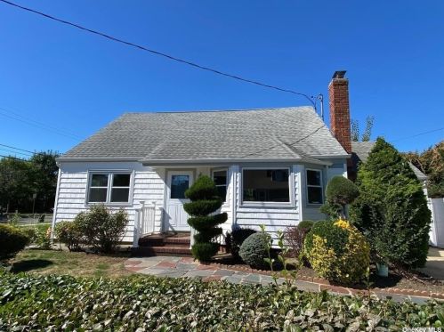 2326 Hampton Ave, Seaford NY  11783-3114 exterior