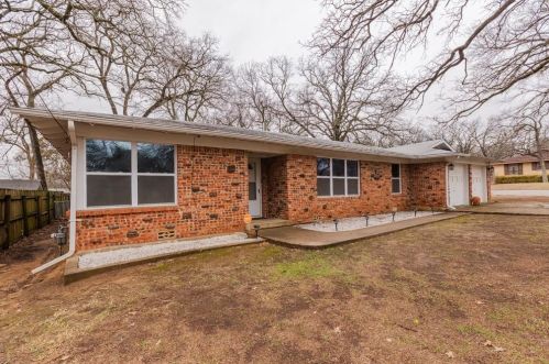 850 Vine St, Euless, TX 76040-5321