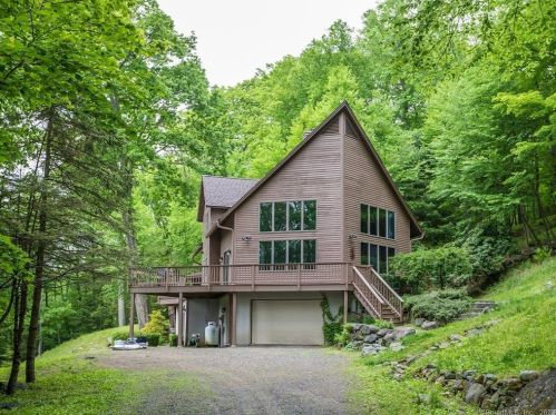 28 Garnet Rd, Roxbury CT  06783-2033 exterior