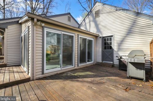 5954 New England Wood Dr, Springfield VA 22015-2910 exterior