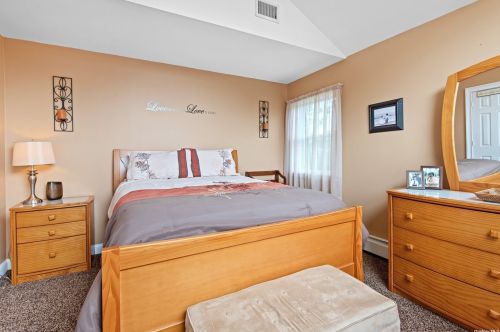 49 Roderick Rd, West Islip NY  11795-2632 exterior