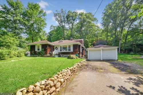 33 Overlook Ter, Skyline Lakes, NJ 07456-2930