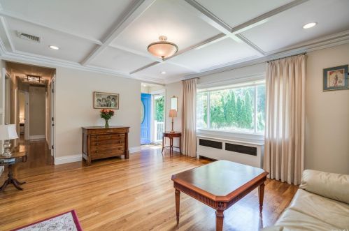 9 Doris Ct, Northport NY  11768-2000 exterior