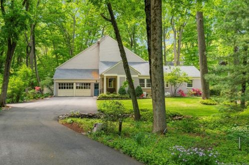 45 Tokeneke Dr, North Haven, CT 06473-4348