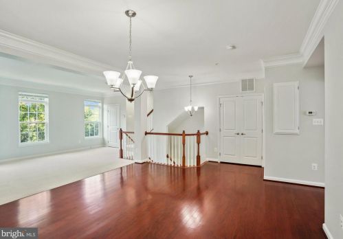 7438 Brunson Cir, Gainesville, VA 20155-4909