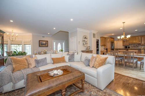 15 Sarah Anne Ct, Miller Place, NY 11764-2331