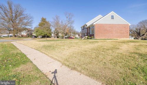 606 Dorcaster Dr, Wilmington DE  19808-2212 exterior