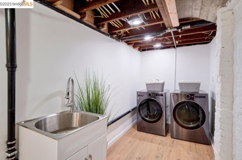 5018 Congress Ave, Oakland CA 94601-5405 exterior