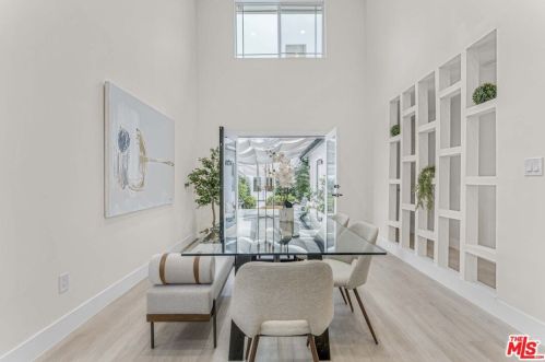 11512 La Maida St, North Hollywood CA  91601-4323 exterior