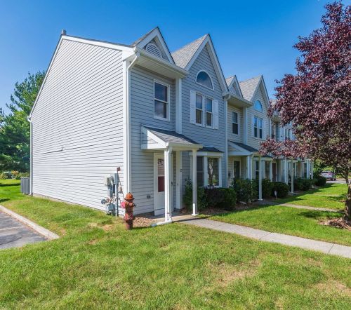 12 Mews Ct, Fishkill, NY 12524-1857