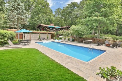 68 Spice Bush Ln, Tuxedo Park NY  10987-3518 exterior