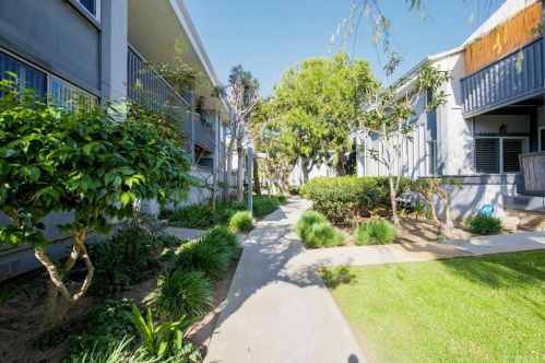 16972 Pacific Coast Hwy, Huntington Beach CA  92649-4104 exterior