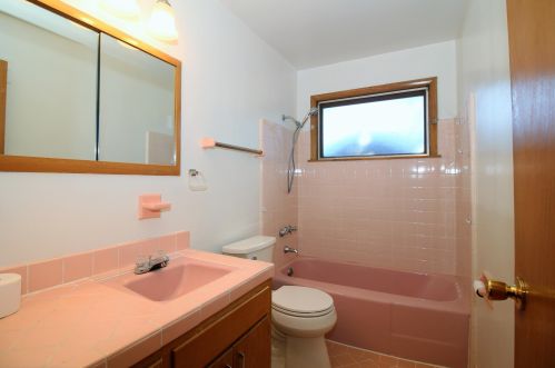 7200 Lakefield Dr, Milwaukee WI  53219-4024 exterior