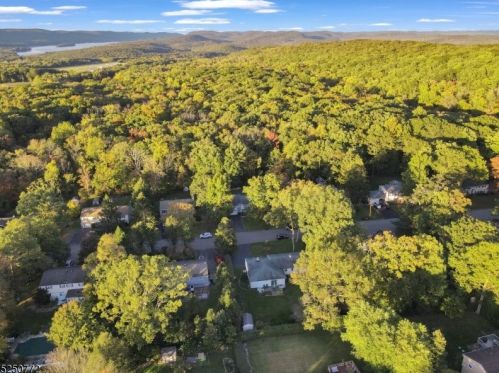 81 Mountain Cir, West Milford Lakes NJ  07480-3211 exterior