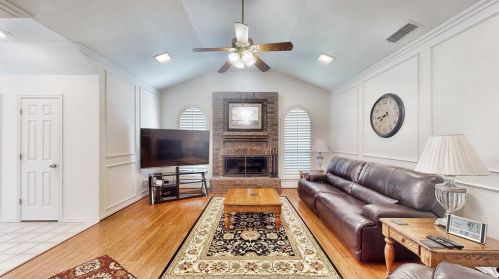 400 Shadow Wood Ln, Hurst, TX 76054-2265