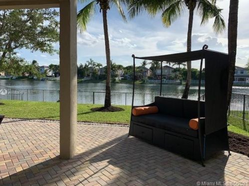 4992 164th Ave, Hollywood, FL 33027-4947