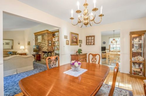 14 Oakledge Dr, Elwood NY  11731-3718 exterior