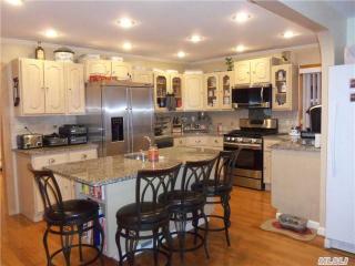 27 Norton St, Freeport, NY 11520-6238