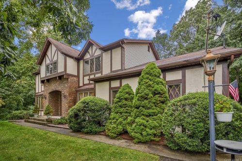 2 Ossman Ln, Tomkins Cove, NY 10986-1025