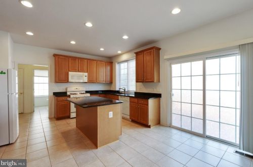 8987 Birch Bay Cir, Lorton VA  22079-5660 exterior
