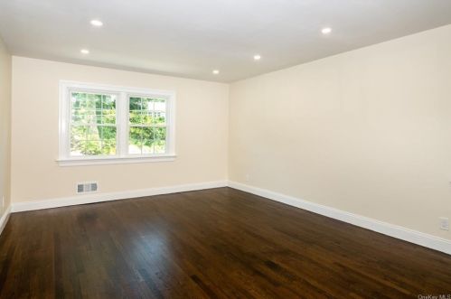 73 Rolling Way, New Rochelle NY  10804-2405 exterior