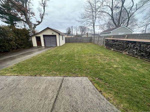 19 Smith St, Amityville, NY 11701-1737