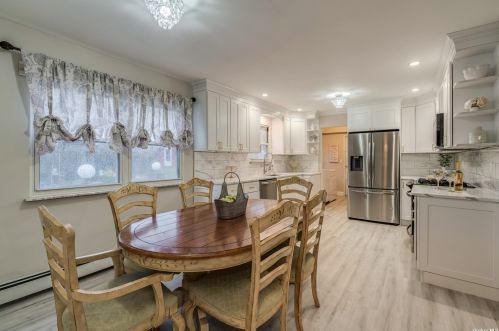 8 Valiant Ct, Mount Sinai NY  11766-2915 exterior