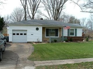 166 Woodhill Dr, Vermilion, OH 44001-1614