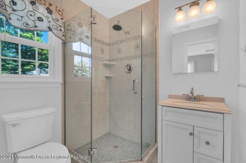 33 Pelican Rd, Middletown NJ  07748-3237 exterior