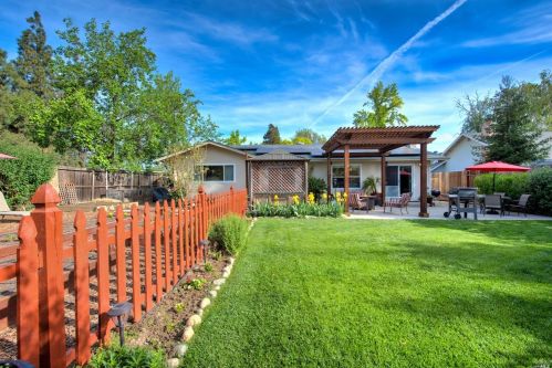 1000 Woodridge Dr, Vacaville CA  95687-6440 exterior