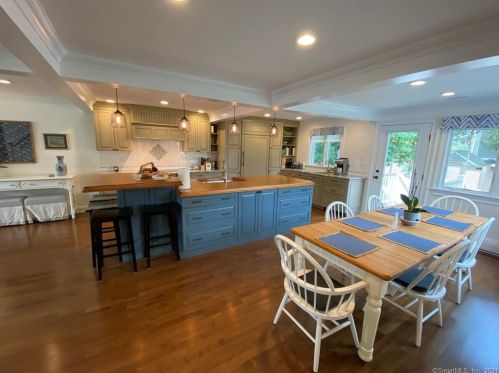 24 Middlefield St, Groton CT  06340-8826 exterior