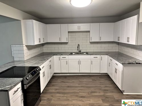 5027 Bluebonnet St, Seguin, TX 78155-7212