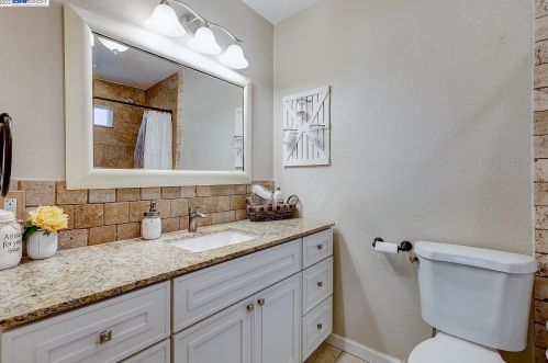 445 Parkwood Dr, Manteca CA  95336-2848 exterior