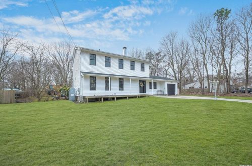 332 Babylon St, Islip Terrace, NY 11752-1111
