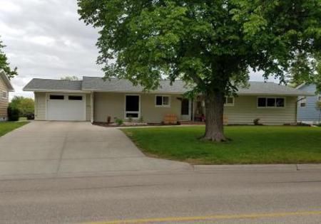 1320 4th St, Wahpeton, ND 58075-3408