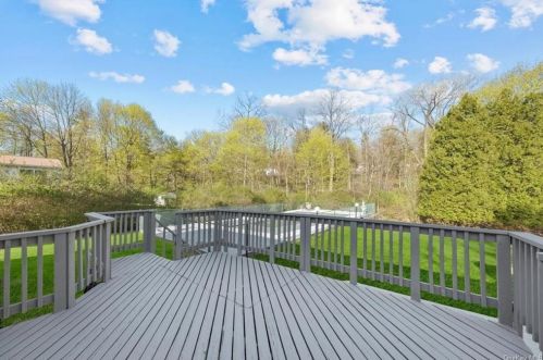 2856 Brookfield Dr, Yorktown Hgts NY  10598-2402 exterior