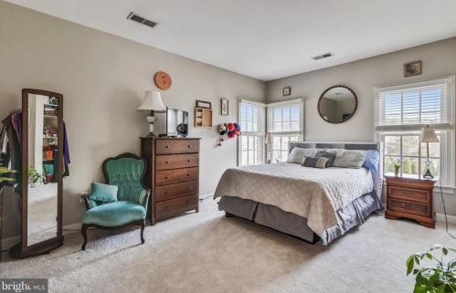 19228 Charandy Dr, Leesburg VA 20175-7215 exterior