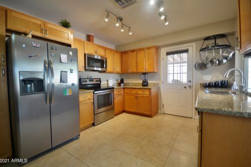 2602 Christy Dr, Phoenix, AZ 85028-2520