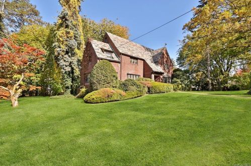 41 Glenmore Dr, New Rochelle NY  10801-3101 exterior