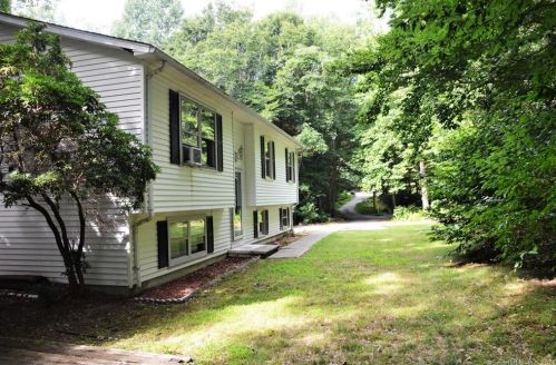1 Mcshane Ranch Rd, Uncasville, CT 06382-2318