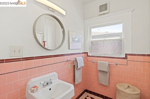 651 Alcatraz Ave, Oakland CA  94609-1005 exterior