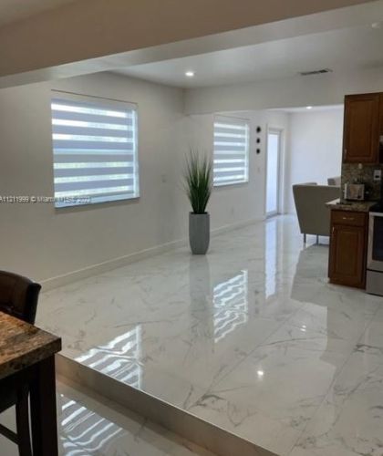 120 50th St, Hialeah, FL 33012-3720