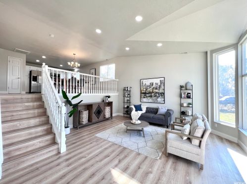 655 Sunset Dr, West Kaysville, UT 84037-9610