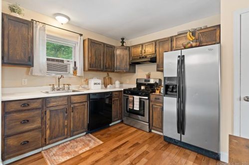 115 Cottonwood Ln, Uncasville, CT 06382-2052