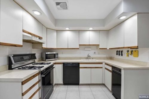 43 Bentley Dr, Franklin Lakes NJ  07417-1941 exterior