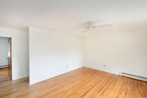 9 Leghorn Ct, Huntington Station NY  11746-2820 exterior