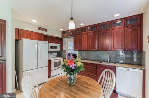 907 Quincy Dr, Yardley PA  19067-2902 exterior