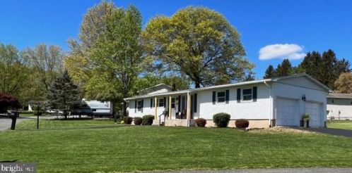 230 Eisenhower Dr, Molino PA  17961-1611 exterior
