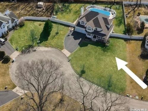 8 Daremy Ct, Lake Grove NY  11755-3226 exterior