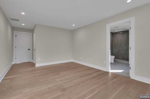 39 Pinehill Dr, Upper Saddle River NJ  07458-1927 exterior